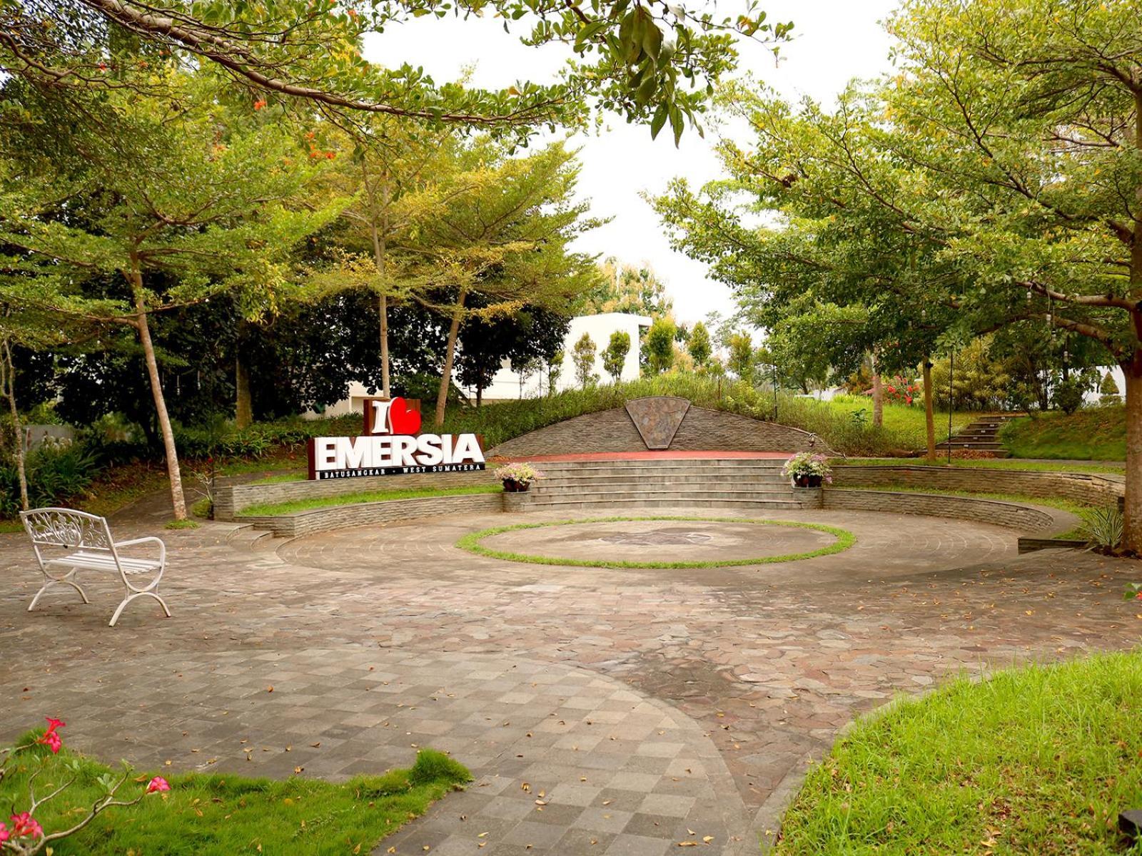 Emersia Hotel & Resort Batusangkar Esterno foto